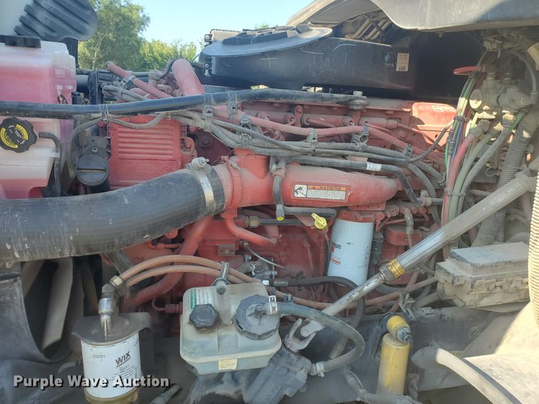 image for item DF5640 2013 Freightliner Cascadia 125  semi truck