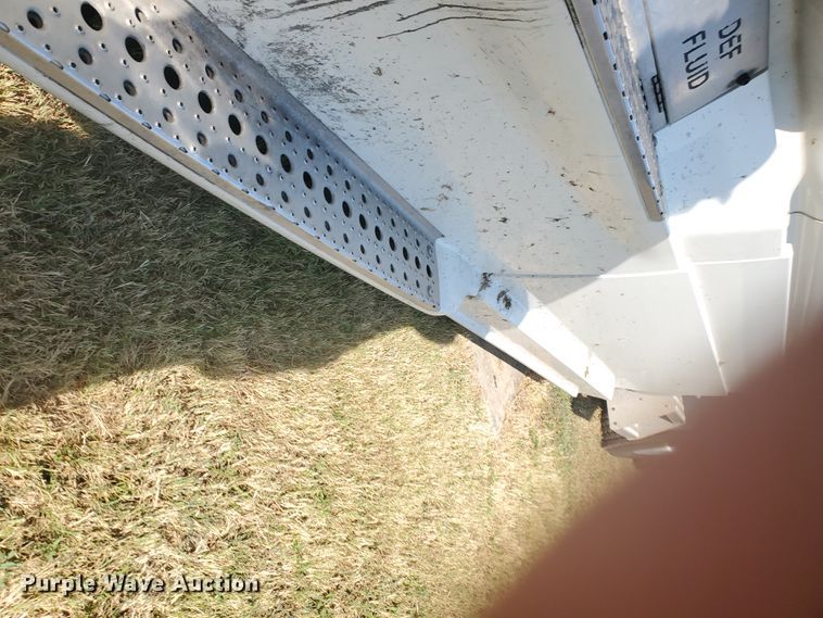 image for item DF5640 2013 Freightliner Cascadia 125  semi truck