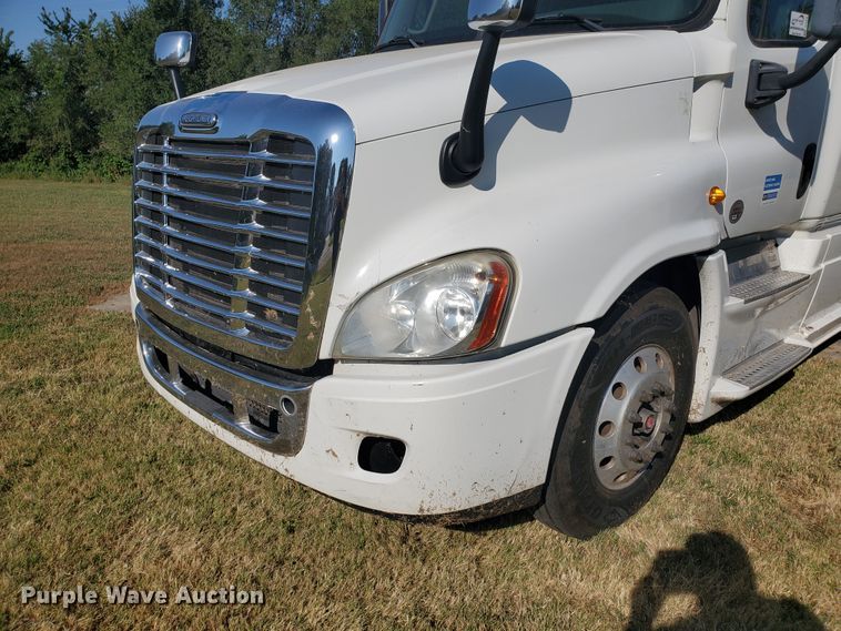 image for item DF5640 2013 Freightliner Cascadia 125  semi truck