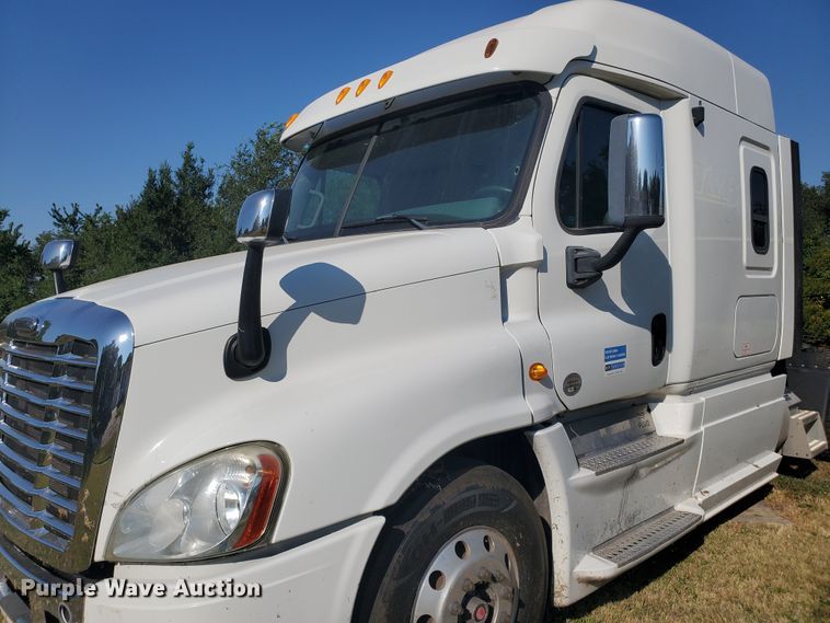 image for item DF5640 2013 Freightliner Cascadia 125  semi truck