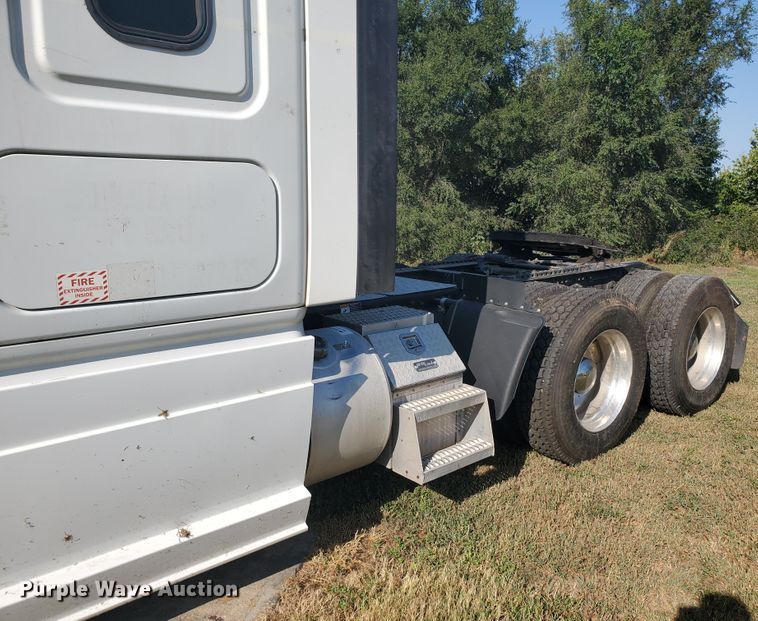 image for item DF5640 2013 Freightliner Cascadia 125  semi truck