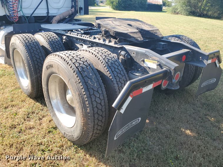 image for item DF5640 2013 Freightliner Cascadia 125  semi truck