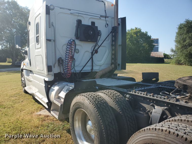 image for item DF5640 2013 Freightliner Cascadia 125  semi truck
