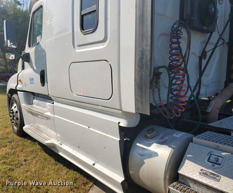 image for item DF5640 2013 Freightliner Cascadia 125  semi truck
