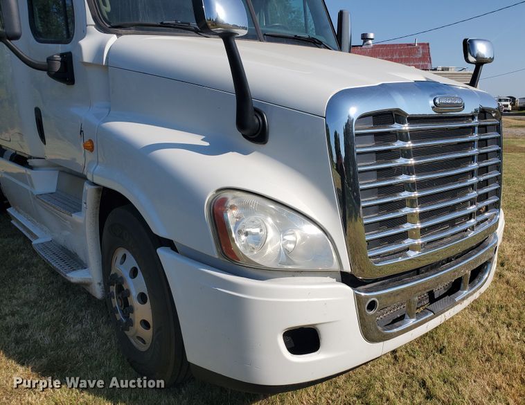 image for item DF5640 2013 Freightliner Cascadia 125  semi truck