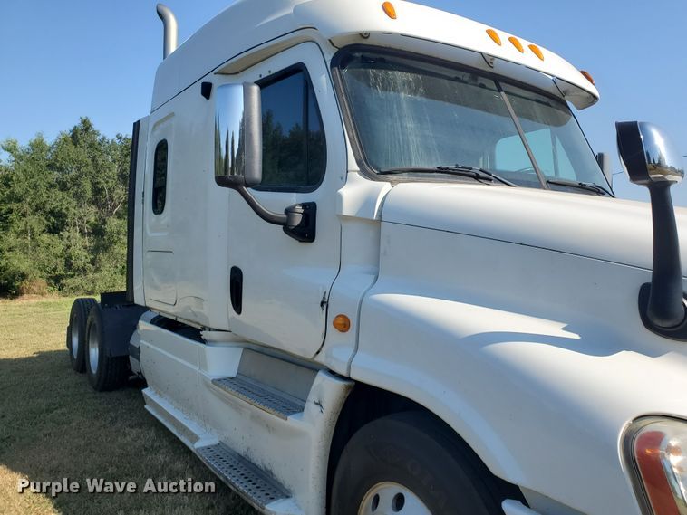 image for item DF5640 2013 Freightliner Cascadia 125  semi truck