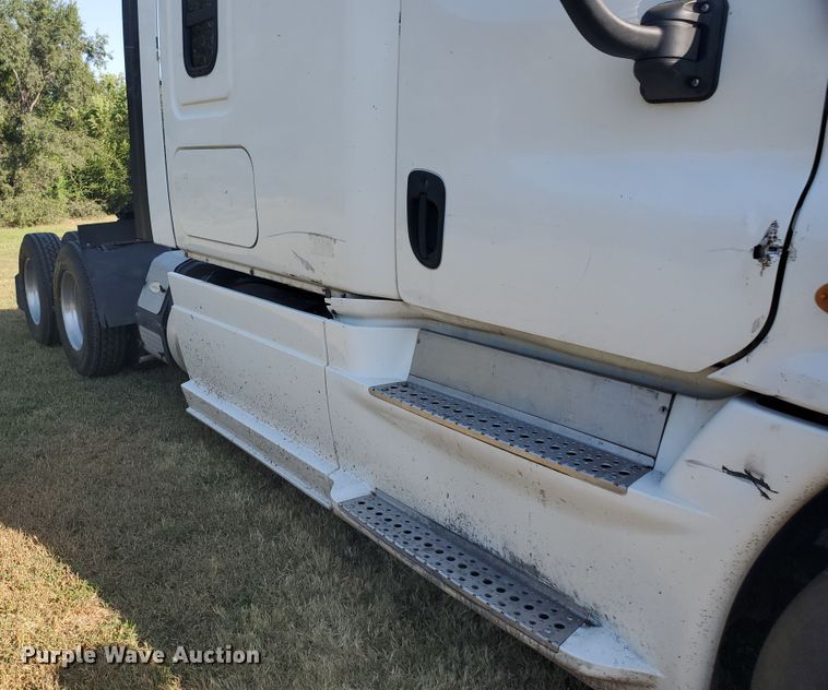 image for item DF5640 2013 Freightliner Cascadia 125  semi truck