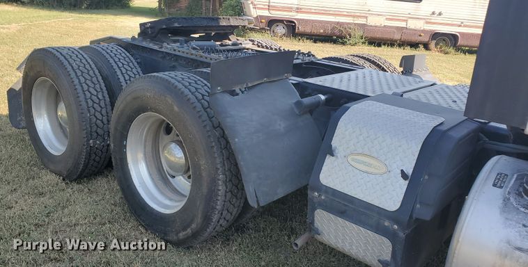 image for item DF5640 2013 Freightliner Cascadia 125  semi truck