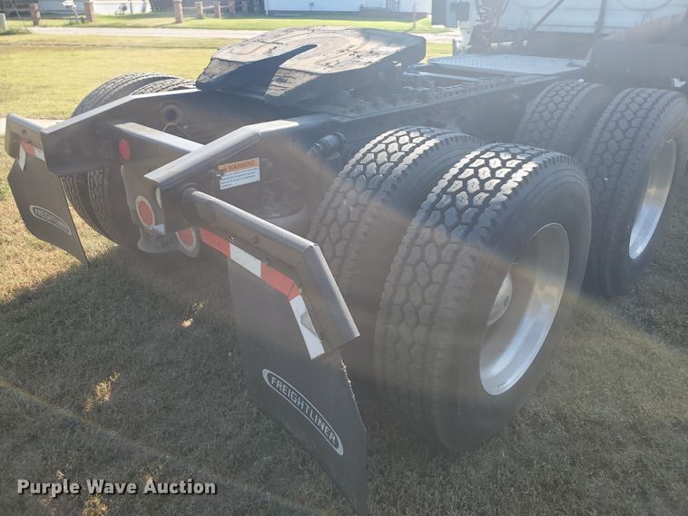 image for item DF5640 2013 Freightliner Cascadia 125  semi truck