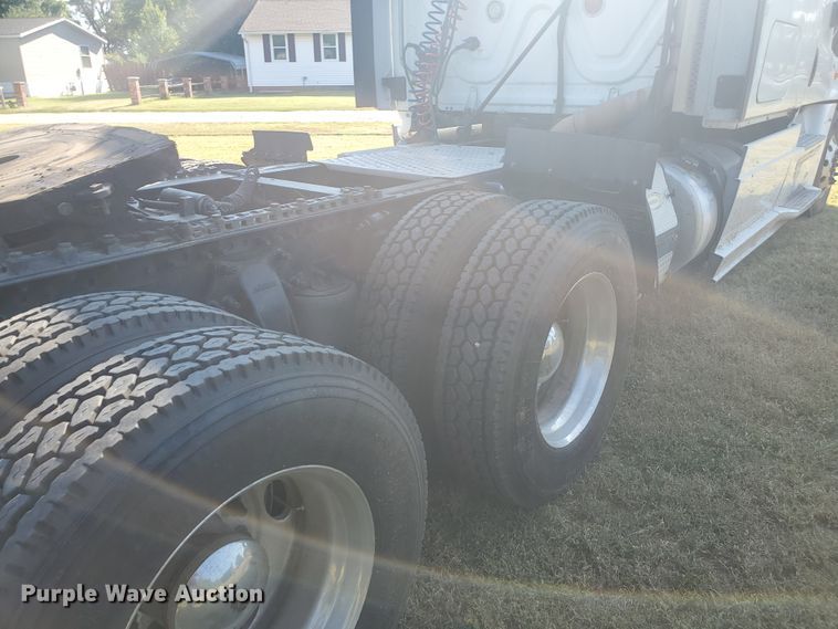 image for item DF5640 2013 Freightliner Cascadia 125  semi truck