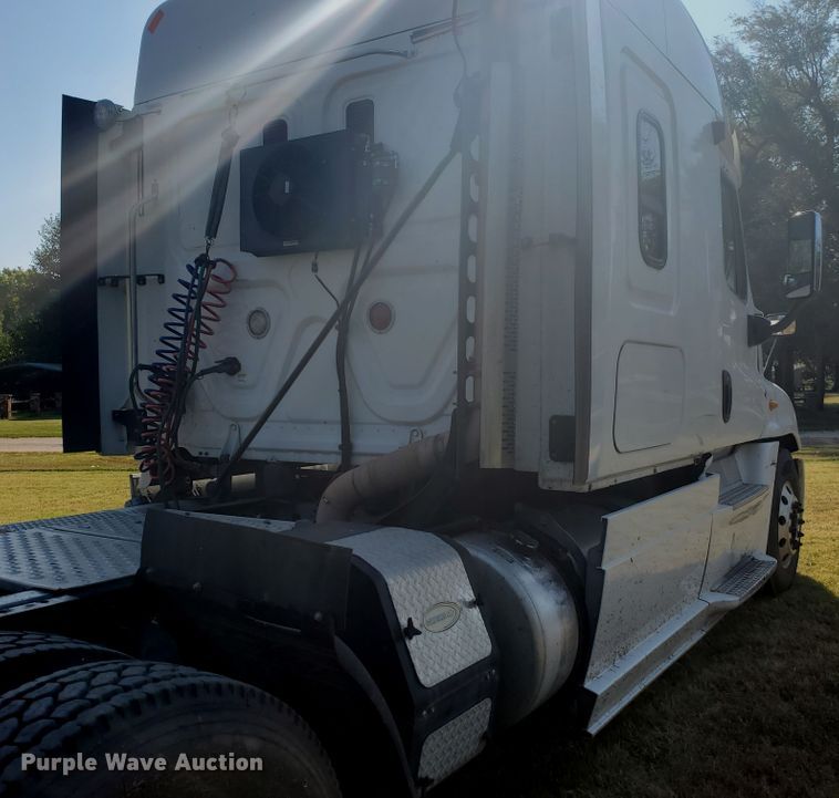 image for item DF5640 2013 Freightliner Cascadia 125  semi truck