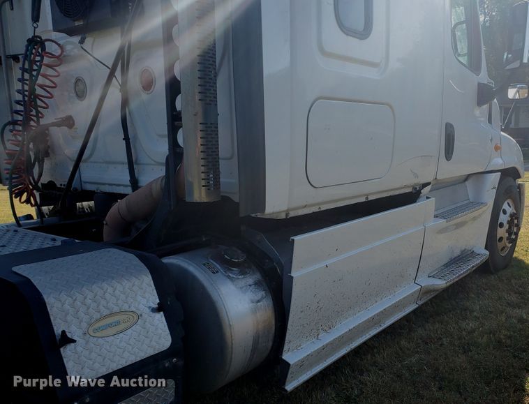 image for item DF5640 2013 Freightliner Cascadia 125  semi truck