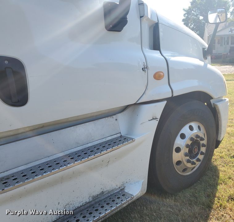 image for item DF5640 2013 Freightliner Cascadia 125  semi truck