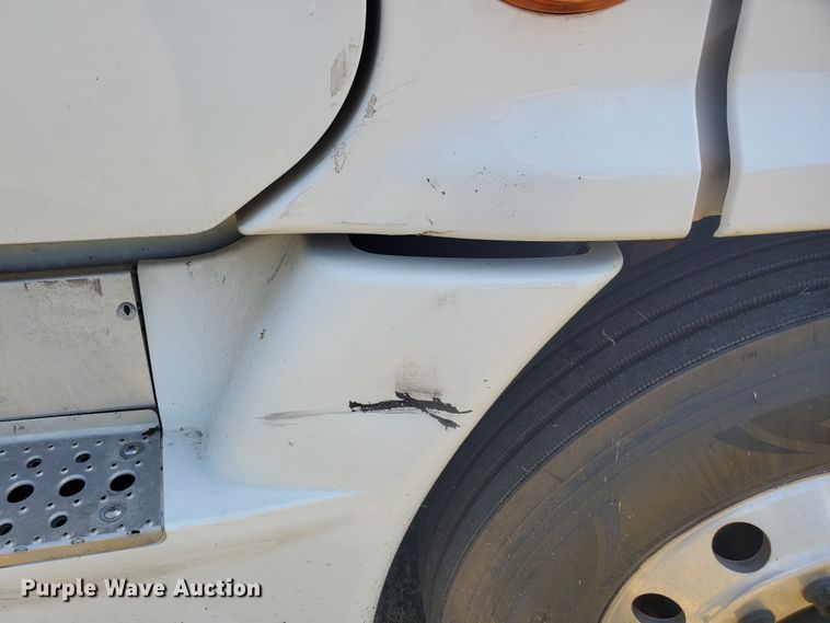 image for item DF5640 2013 Freightliner Cascadia 125  semi truck