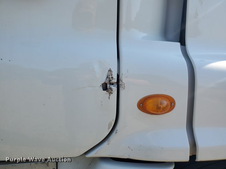 image for item DF5640 2013 Freightliner Cascadia 125  semi truck