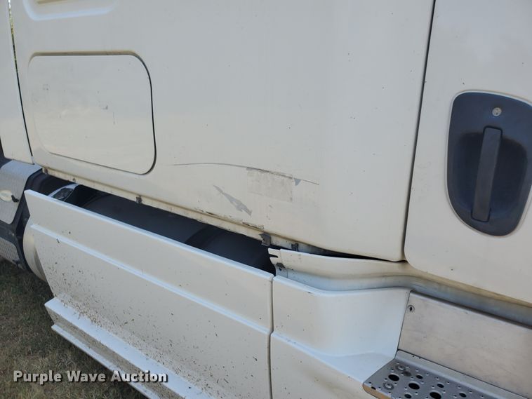 image for item DF5640 2013 Freightliner Cascadia 125  semi truck