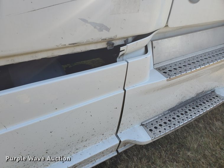 image for item DF5640 2013 Freightliner Cascadia 125  semi truck