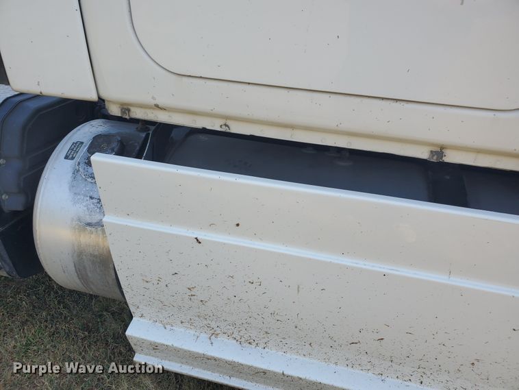 image for item DF5640 2013 Freightliner Cascadia 125  semi truck