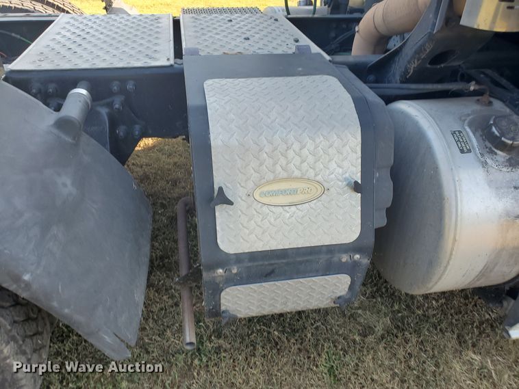 image for item DF5640 2013 Freightliner Cascadia 125  semi truck