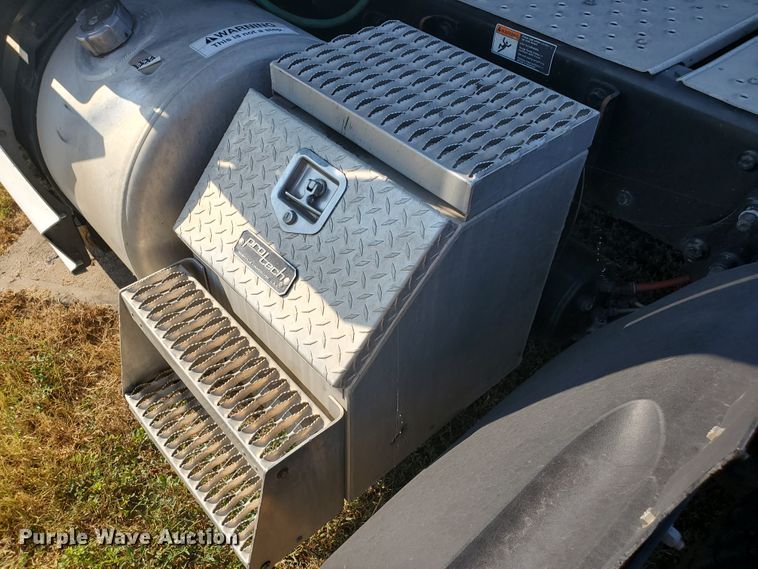 image for item DF5640 2013 Freightliner Cascadia 125  semi truck