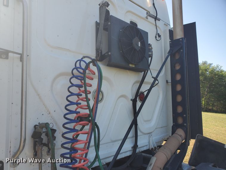 image for item DF5640 2013 Freightliner Cascadia 125  semi truck