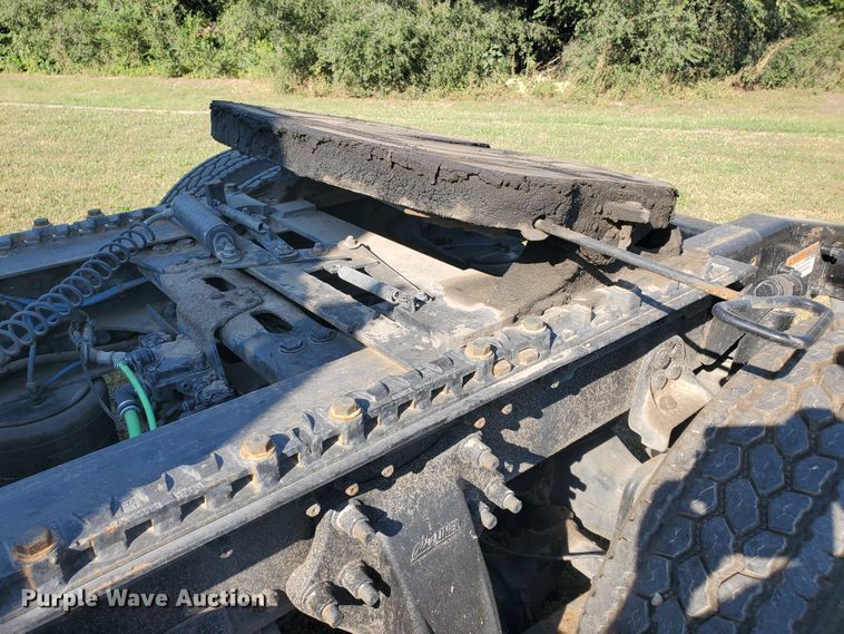 image for item DF5640 2013 Freightliner Cascadia 125  semi truck