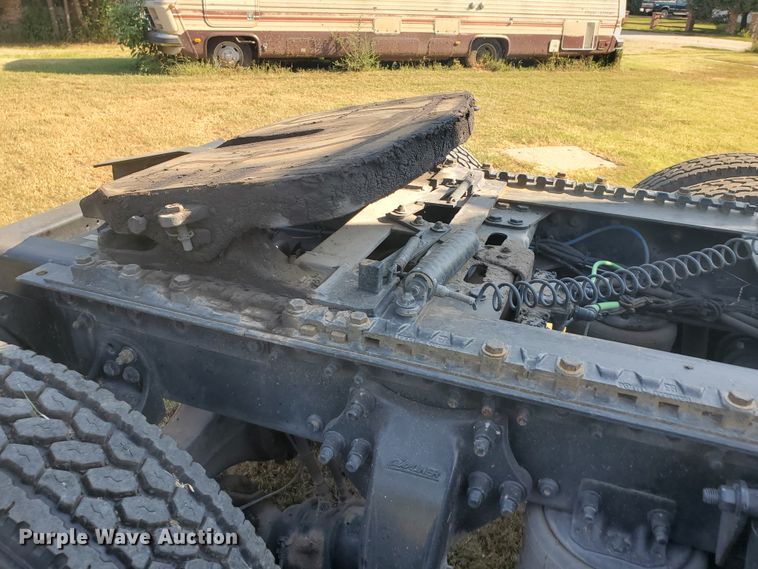 image for item DF5640 2013 Freightliner Cascadia 125  semi truck