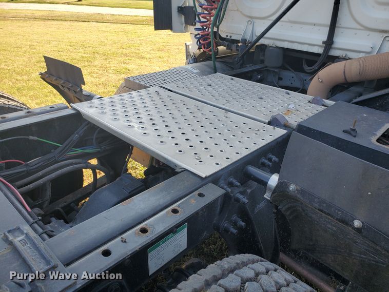 image for item DF5640 2013 Freightliner Cascadia 125  semi truck