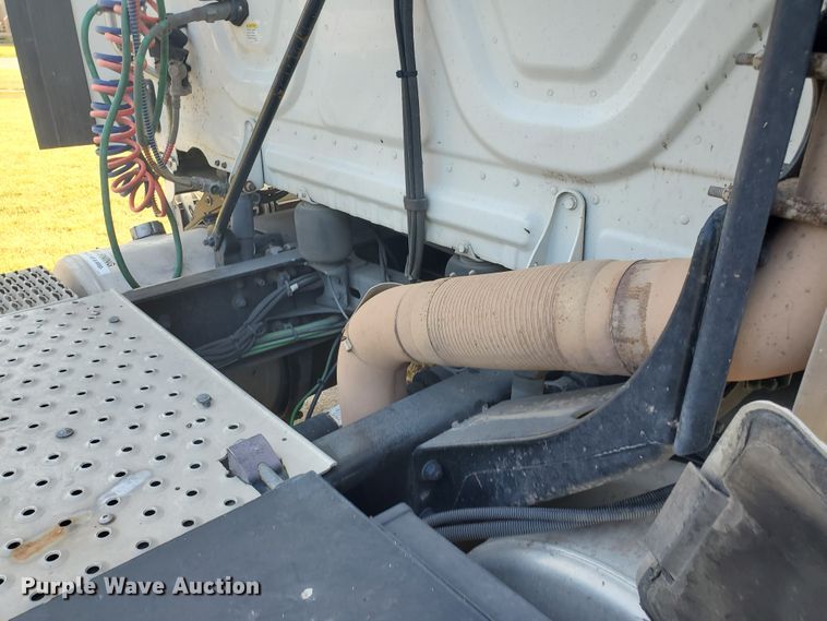 image for item DF5640 2013 Freightliner Cascadia 125  semi truck