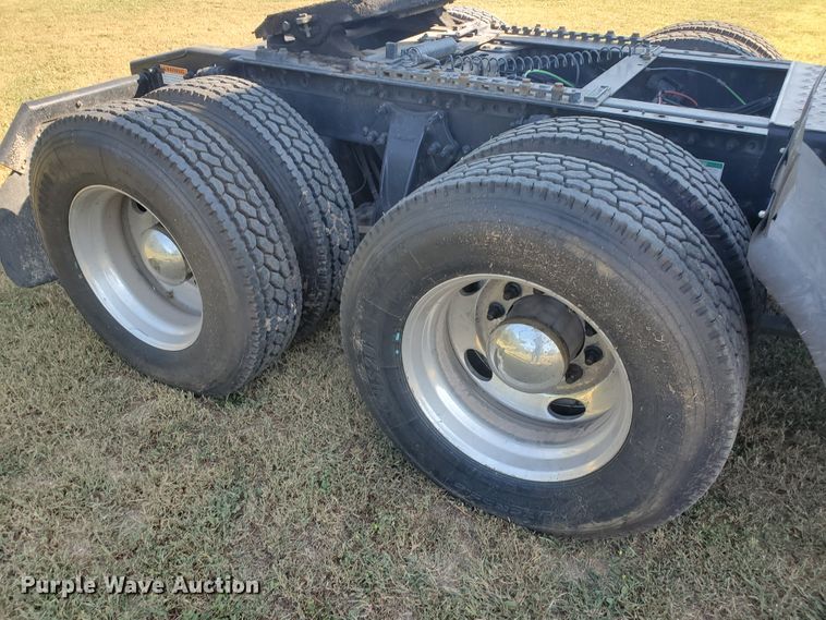 image for item DF5640 2013 Freightliner Cascadia 125  semi truck