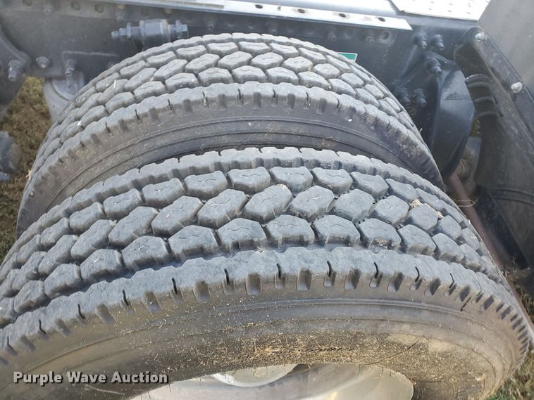 image for item DF5640 2013 Freightliner Cascadia 125  semi truck