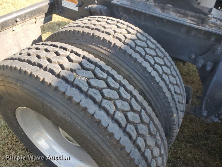 image for item DF5640 2013 Freightliner Cascadia 125  semi truck