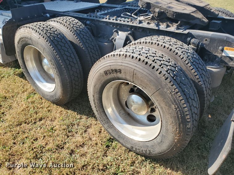 image for item DF5640 2013 Freightliner Cascadia 125  semi truck