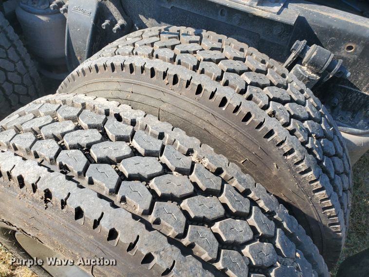 image for item DF5640 2013 Freightliner Cascadia 125  semi truck