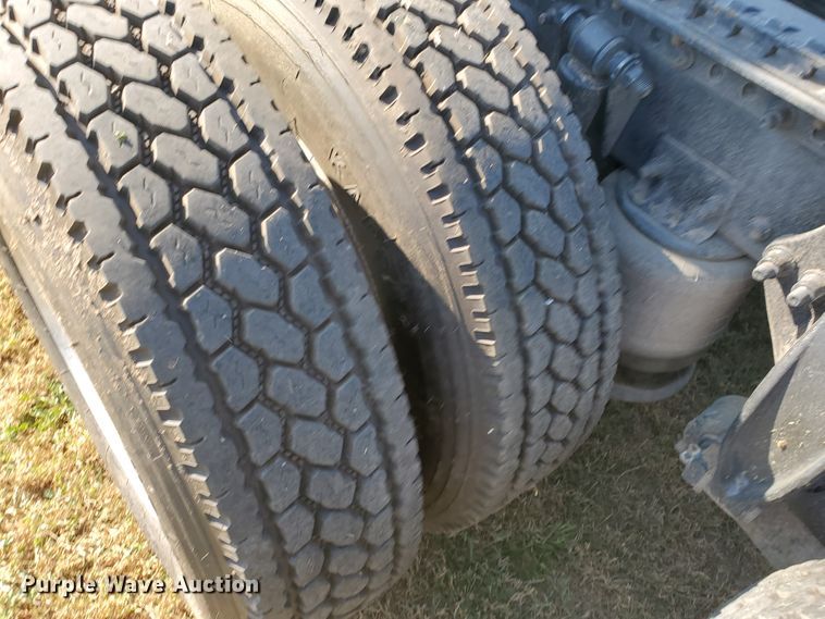 image for item DF5640 2013 Freightliner Cascadia 125  semi truck