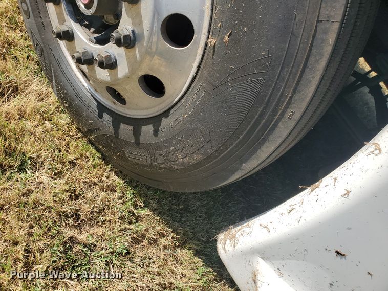 image for item DF5640 2013 Freightliner Cascadia 125  semi truck