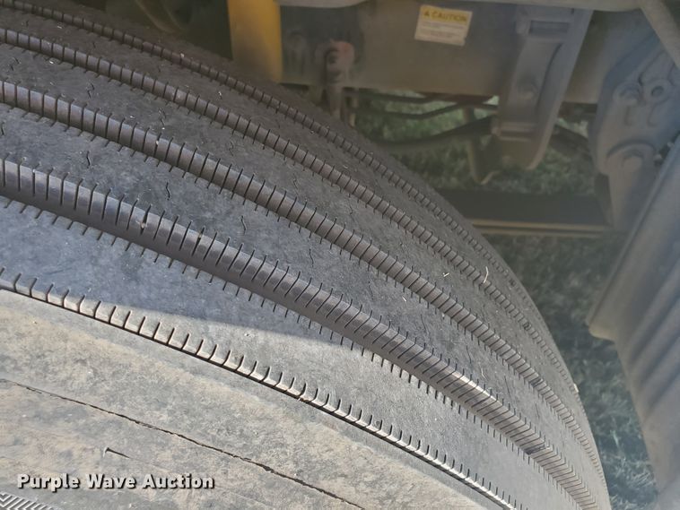 image for item DF5640 2013 Freightliner Cascadia 125  semi truck