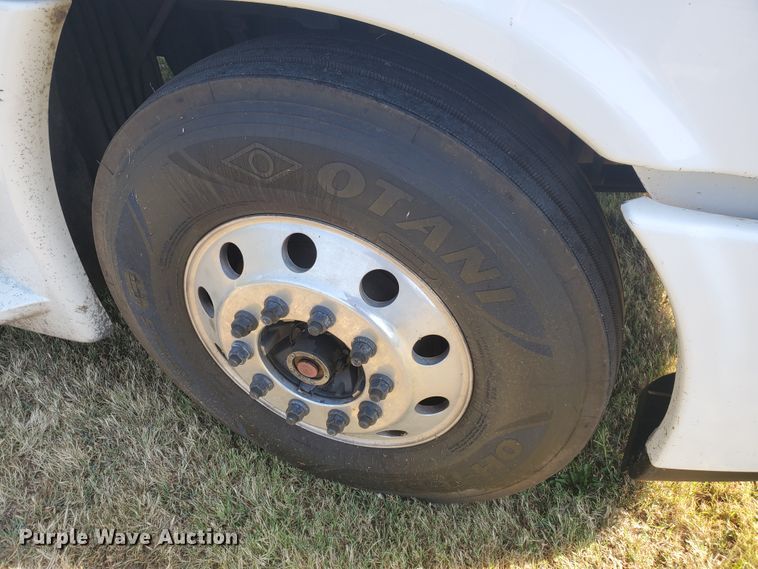 image for item DF5640 2013 Freightliner Cascadia 125  semi truck