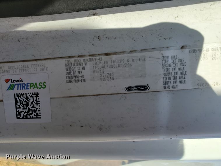 image for item DF5640 2013 Freightliner Cascadia 125  semi truck