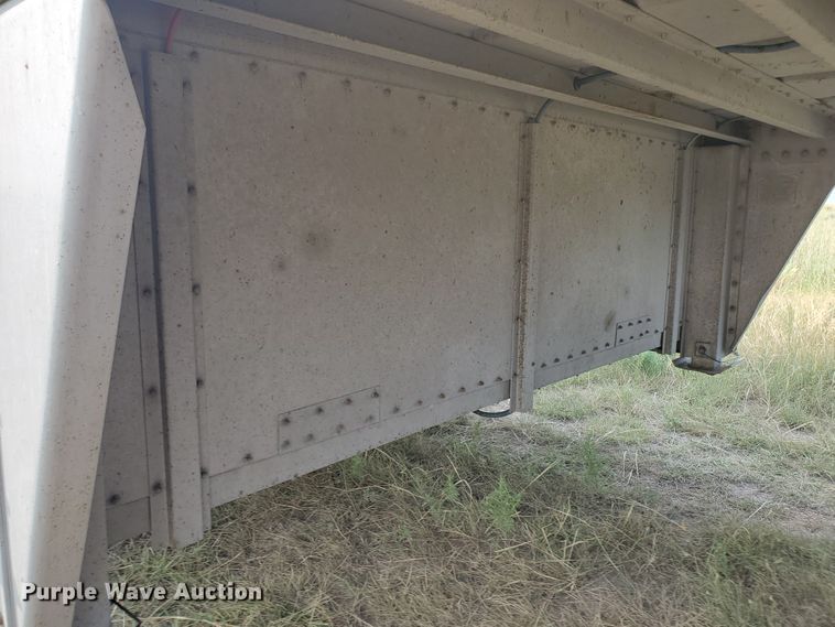 image for item DF5675 2002 Wilson PSDCL-302 livestock trailer