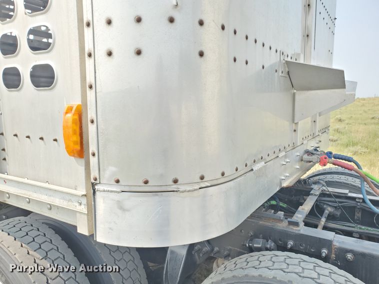 image for item DF5675 2002 Wilson PSDCL-302 livestock trailer