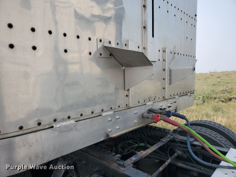 image for item DF5675 2002 Wilson PSDCL-302 livestock trailer
