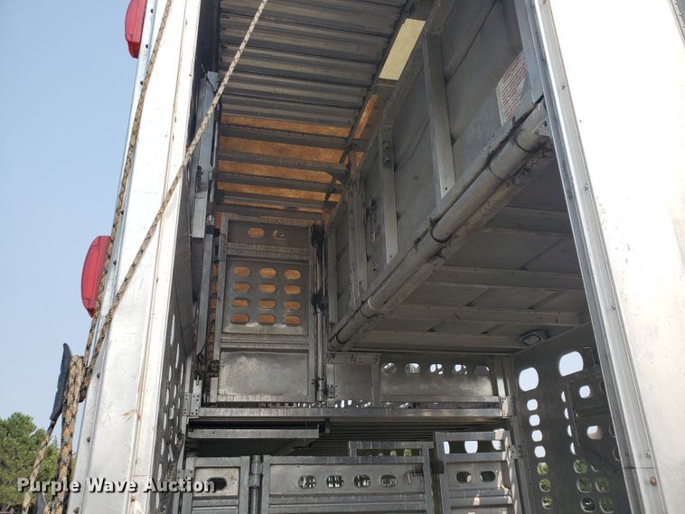 image for item DF5675 2002 Wilson PSDCL-302 livestock trailer