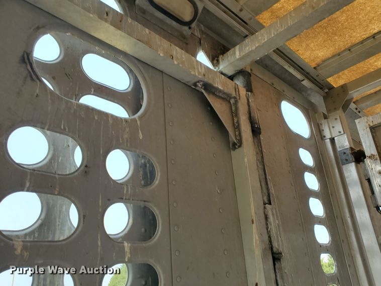 image for item DF5675 2002 Wilson PSDCL-302 livestock trailer