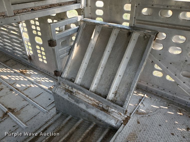 image for item DF5675 2002 Wilson PSDCL-302 livestock trailer