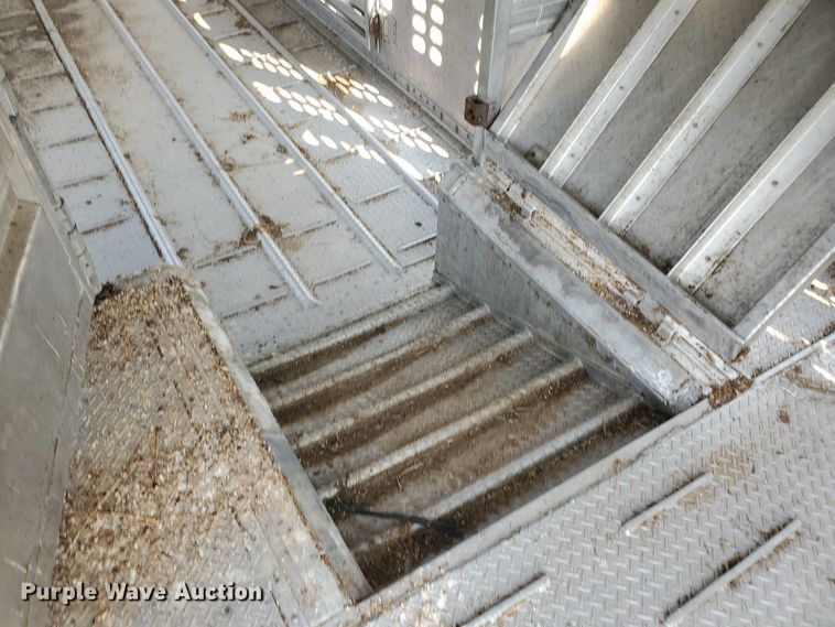 image for item DF5675 2002 Wilson PSDCL-302 livestock trailer