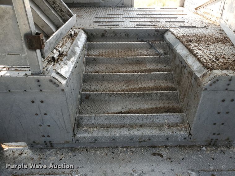 image for item DF5675 2002 Wilson PSDCL-302 livestock trailer