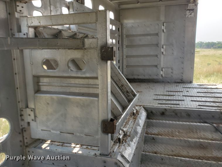 image for item DF5675 2002 Wilson PSDCL-302 livestock trailer
