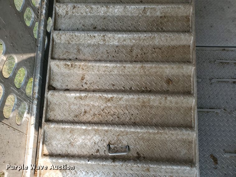 image for item DF5675 2002 Wilson PSDCL-302 livestock trailer