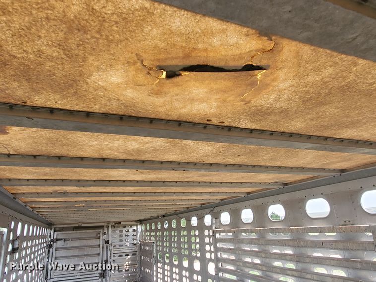 image for item DF5675 2002 Wilson PSDCL-302 livestock trailer